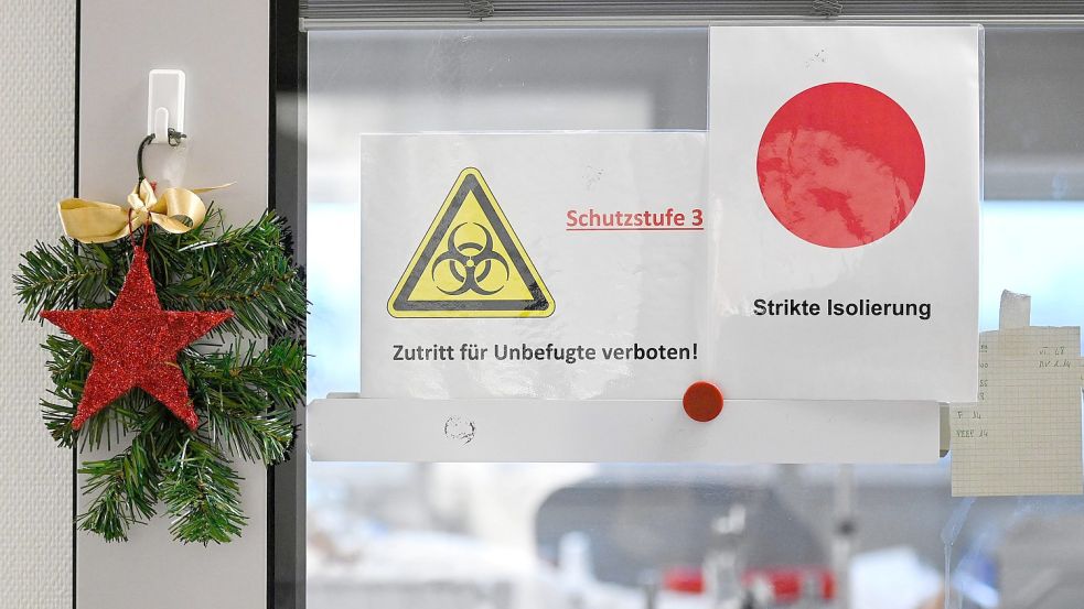 Ein Hauch von Advent auf der Intensivstation in Bochum, wo Covid-Patienten um ihr Leben kämpfen: Die Pandemie-Krise ist auch kurz vor dem zweiten Corona-Weihnachten noch längst nicht überwunden. Foto: Ina Fassbinder / AFP