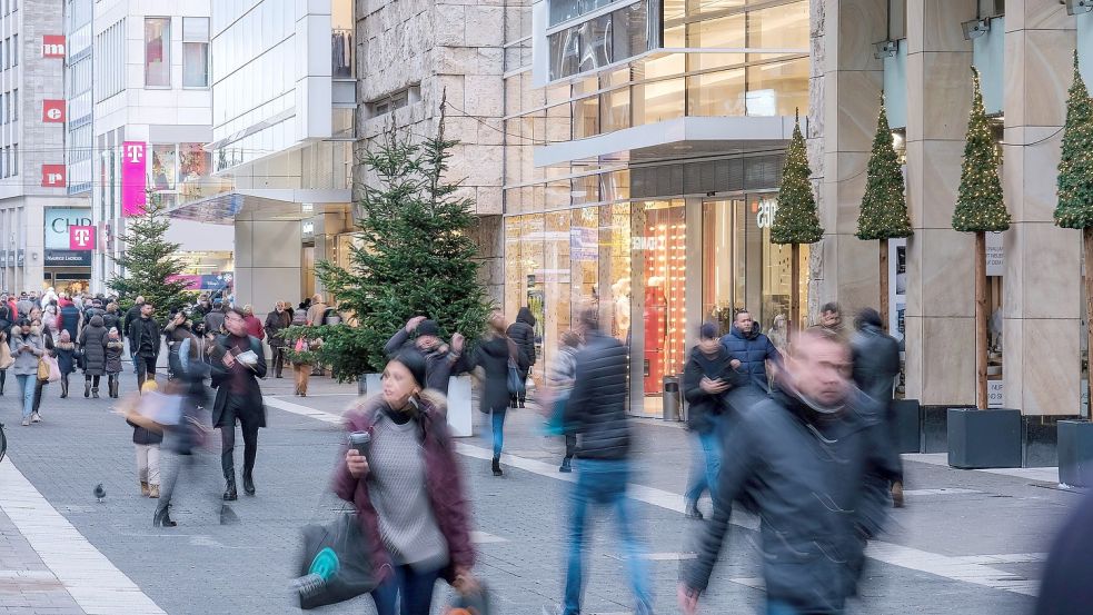 Gibt es in Deutschland wegen der Ausbreitung der Omikron-Variante erneut einen Corona-Lockdown? Welche Maßnahmen nach Weihnachten geplant sind. Foto: imago images/Michael Gstettenbauer