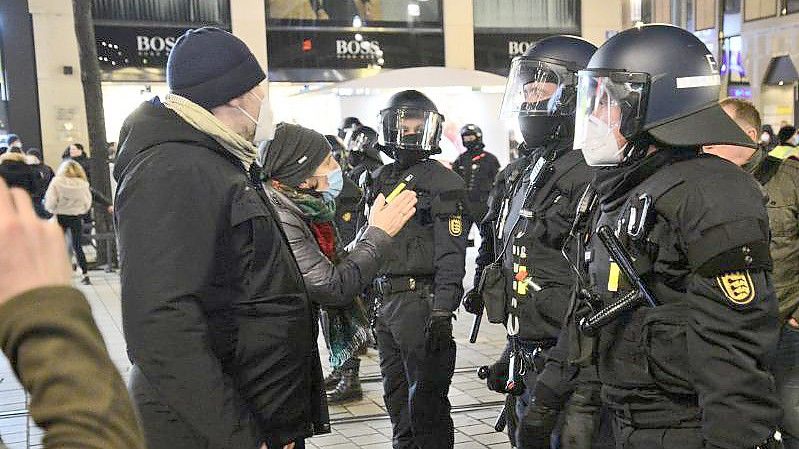 Polizeiangaben zufolge wurden wegen der Angriffe 13 Personen festgenommen. Foto: René Priebe/PR-Video /dpa