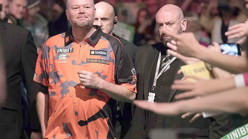 Der niederländische Dartsprofi Raymond van Barneveld (l) hatte 2019 eigentlich seine Karriere beendet. Foto: Jörg Carstensen/dpa
