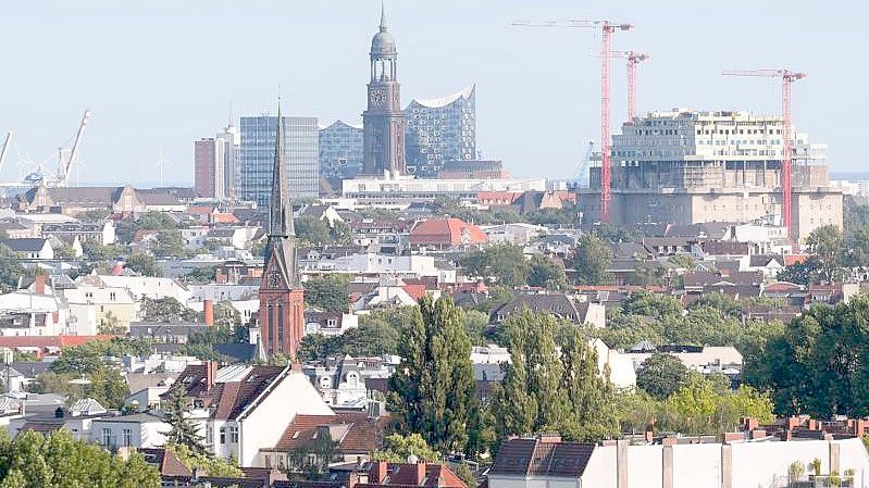 Hamburger Stadtpanorama. Für Häuser, Wohnungen und Grundstücke müssen die Menschen in Deutschland immer tiefer in die Tasche greifen. Foto: Jonas Walzberg/dpa