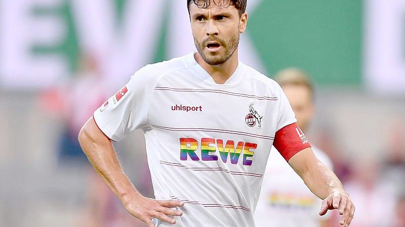 Auf dem Trikot des 1. FC Köln ist der Schriftzug des Trikotsponsors Rewe in Regenbogenfarben gehalten. Foto: Marius Becker/dpa