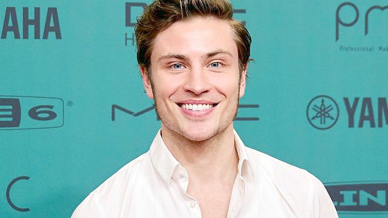 Jannik Schümann bei der Premiere des Musicals „Ku'damm 56“ im Stage Theater des Westens. Foto: Annette Riedl/dpa