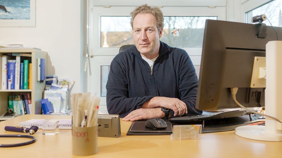 Der Kinderarzt Dr. Hans-Jörg Tirpitz sieht sich mit einer erschütternden Falschmeldung konfrontiert. Foto: Marcus Dewanger