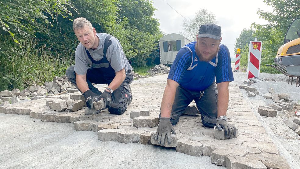 Werner Janßen (links) und Sascha Kruse bei Pflasterarbeiten am Pollerhörn im Sommer dieses Jahres. Archivfoto: Holger Janssen
