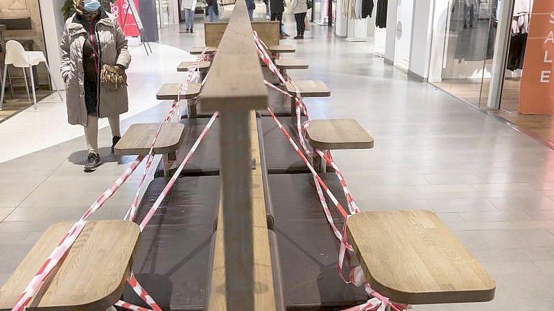 Abgesperrte Sitzgelegenheiten in einem Einkaufszentrum im schwedischen Uppsala. Foto: Henrik Montgomery/TT News Agency/AP/dpa