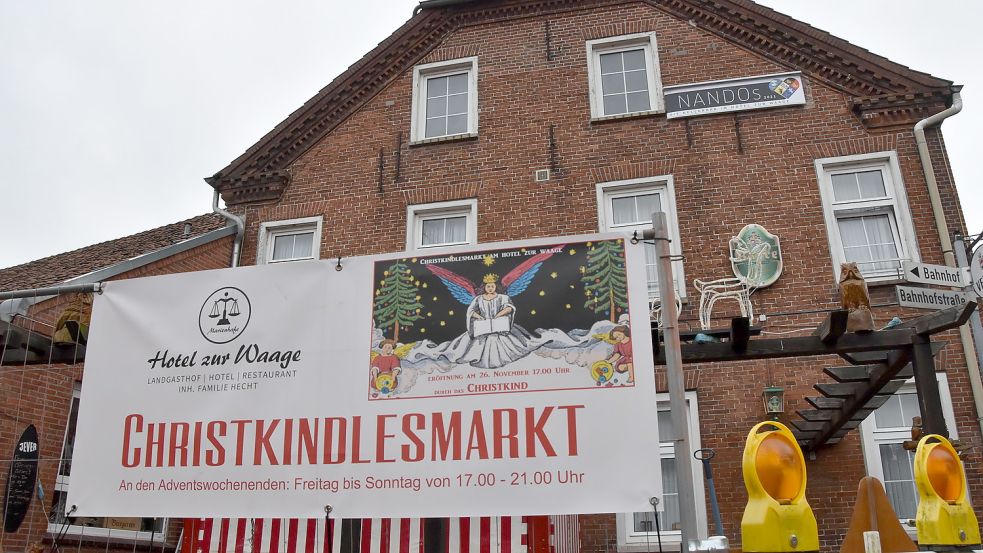 Am Hotel Zur Waage in Marienhafe war in der Adventszeit ein kleiner Christkindlesmarkt aufgebaut. Foto: Thomas Dirks