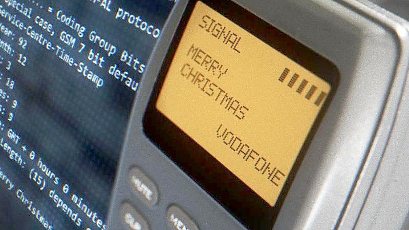 Am 3. Dezember 1992 wurde die erste SMS mit dem Inhalt „Merry Christmas“ (Fröhliche Weihnachten) verschickt. Foto: Vodafone/dpa