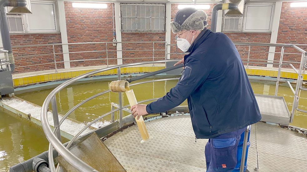 Im Wasserwerk in Siegelsum zieht Rudolf Bogena eine Probe, nachdem das Wasser zur Aufbereitung mit Kalk durchsetzt wurde. Um diese kritische Infrastruktur auch in Pandemiezeiten zu schützen, hat der OOWV einen Krisenstab eingesetzt. Archivfoto: Holger Janssen