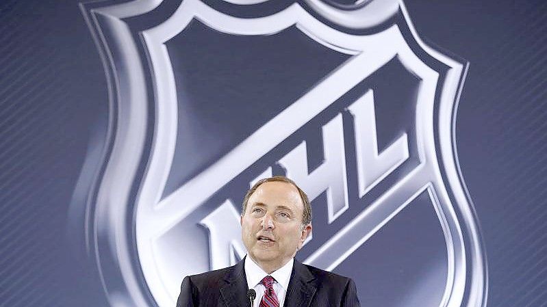 Der Chef der nordamerikanischen Eishockey-Profiliga NHL, Gary Bettman, steht vor dem NHL Logo während einer Pressekonferenz. Foto: John Locher/AP/dpa