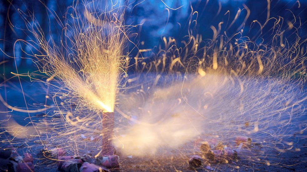 In Niedersachsen wird es wegen der Corona-Pandemie auch in diesem Jahr keine größeren Silvesterfeiern geben. Foto: Tobias Kleinschmidt/dpa