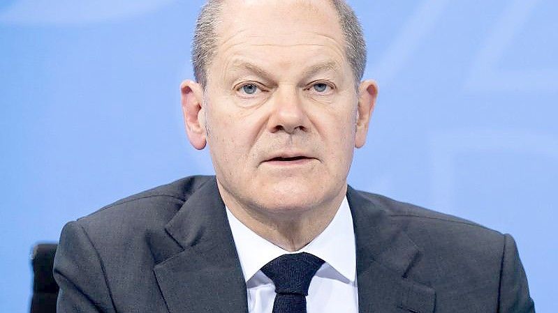 Bundeskanzler Olaf Scholz (SPD) äußert sich bei einer Pressekonferenz nach den Beratungen zur Corona-Pandemie im Bundeskanzleramt. Foto: Bernd von Jutrczenka/dpa Pool/dpa