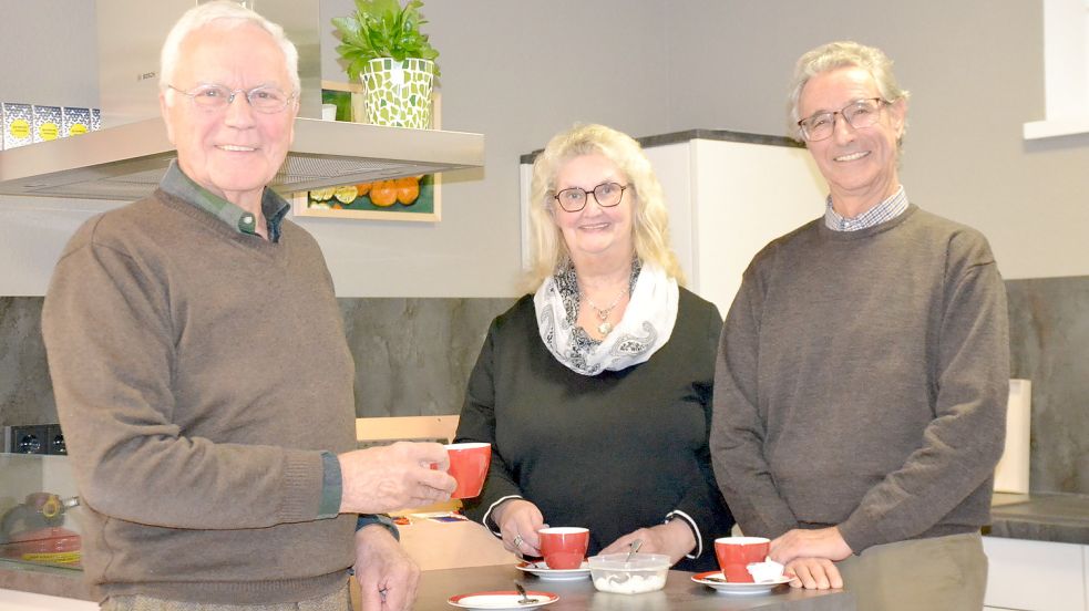 Max Freyland (von links), Insa Henseler und Werner Hippen gehören zu den Ehrenamtlichen des Hospizvereins, die das Tageshospiz betreuen. Foto: Franziska Otto