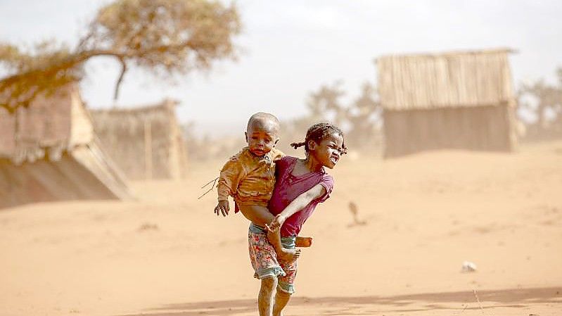Zwei Kinder im Süden von Madagaskar. Die schlimmste Dürre seit 40 Jahren gefährdet in dem vor Afrikas Ostküste gelegenen Inselstaat Madagaskar das Leben hunderttausender Menschen. Foto: Tsiory Andriantsoarana/WFP/dpa