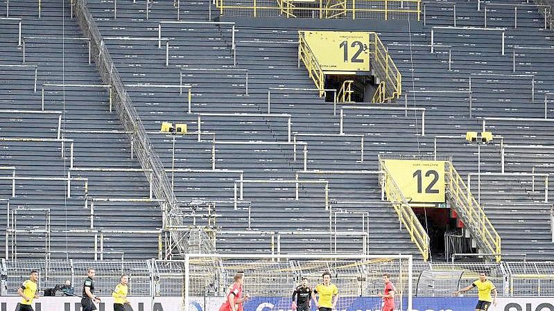 In der Bundesliga wird vorerst wieder vor leeren Rängen gespielt. Foto: Federico Gambarini/dpa-Pool/dpa