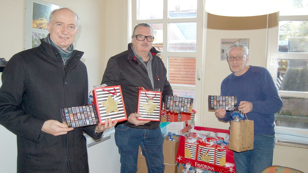 Werben um Spenden für den Tagesaufenthalt für Obdachlose in Aurich: Pastor Jörg Schmid (von links), Dieter Freese und Thomas Raehse. Foto: Imke Cirksena