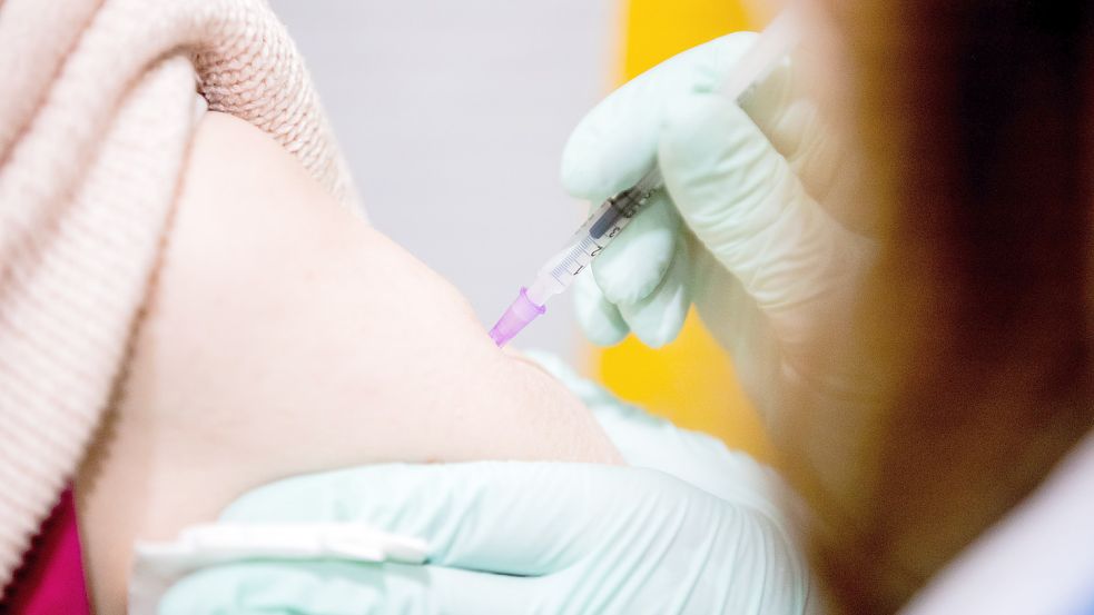 Zahnärzte im Landkreis Aurich stehen der Idee, im Notfall ebenfalls gegen Corona zu impfen, weitgehend offen gegenüber. Foto: DPA