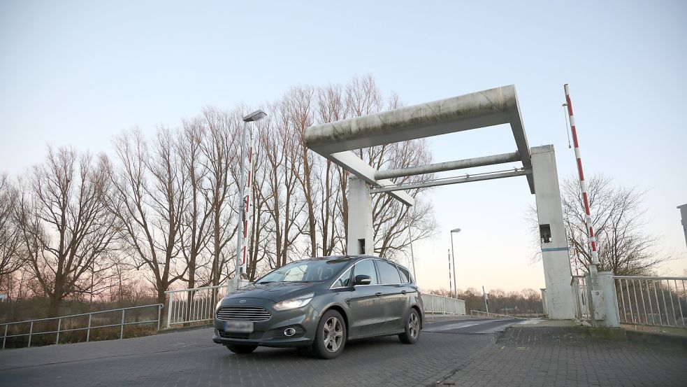 Die Straße „Zum Haxtumerfeld“ in Höhe der Brücke über den Ems-Jade-Kanal wird gerne von Autofahrern benutzt. Foto: Romuald Banik