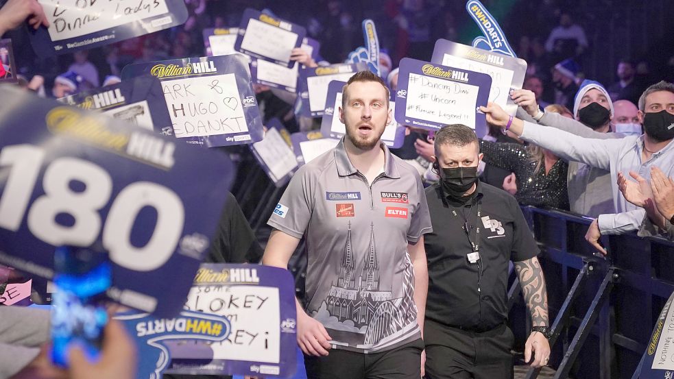 Florian Hempel beim Einmarsch in den „Ally Pally“ in London. Wenig später besiegt wer einen WM-Favoriten in vier Sätzen.Foto: DPA