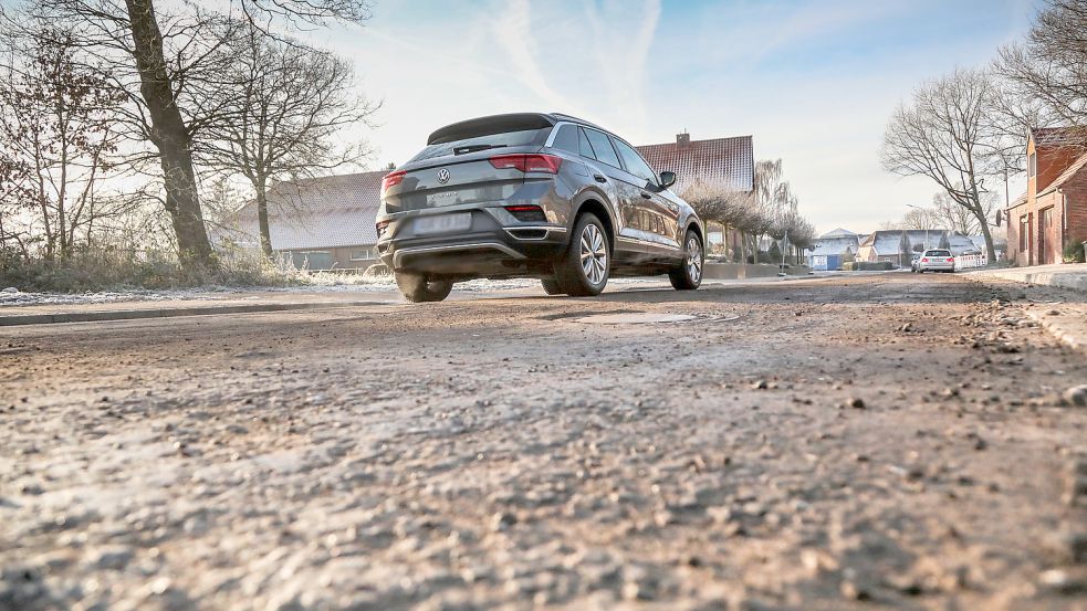 Holprige Fahrt: Die Friesenstraße ist wegen des nassen Wetters erst einmal provisorisch gefüllt worden. Foto: Romuald Banik