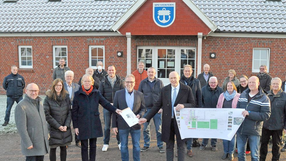 Das Areal um das Spetzer Fehnhuus wird für mehr als eine Million Euro zum Dorfplatz aufgehübscht. Vertreter des Amtes für regionale Landesentwicklung. übergaben am Mittwoch den Förderbescheid an den Bürgermeister. Foto: Gemeinde Großefehn