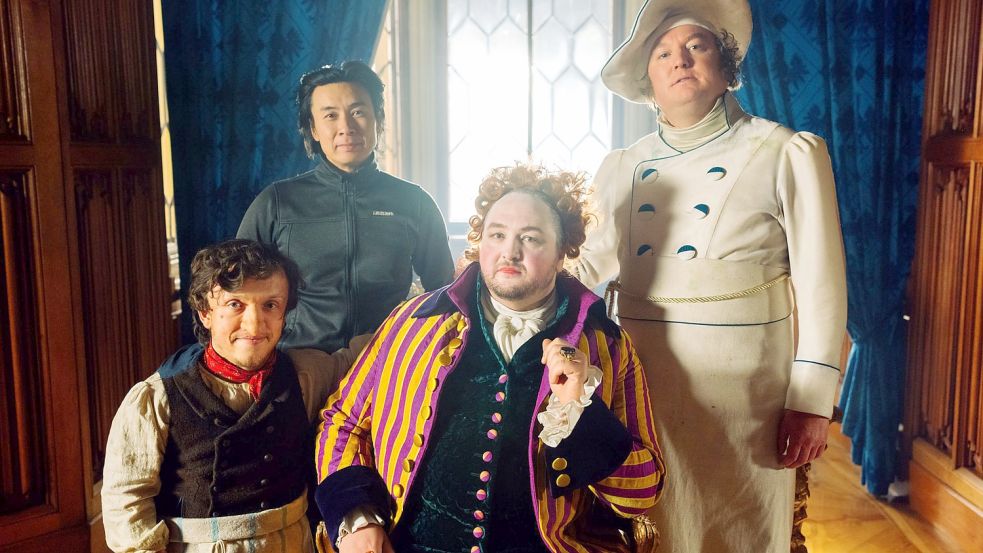 Das ZDF verfilmt das Märchen „Zwerg Nase“. Von links: Zwerg Nase (Mick Mehnert), Regisseur (Ngo The Chau), Herzog Kunz der Schlemmer (Daniel Zillmann) sowie der Oberküchenmeister (Christian Ahlers) Foto: Jan Hromadko