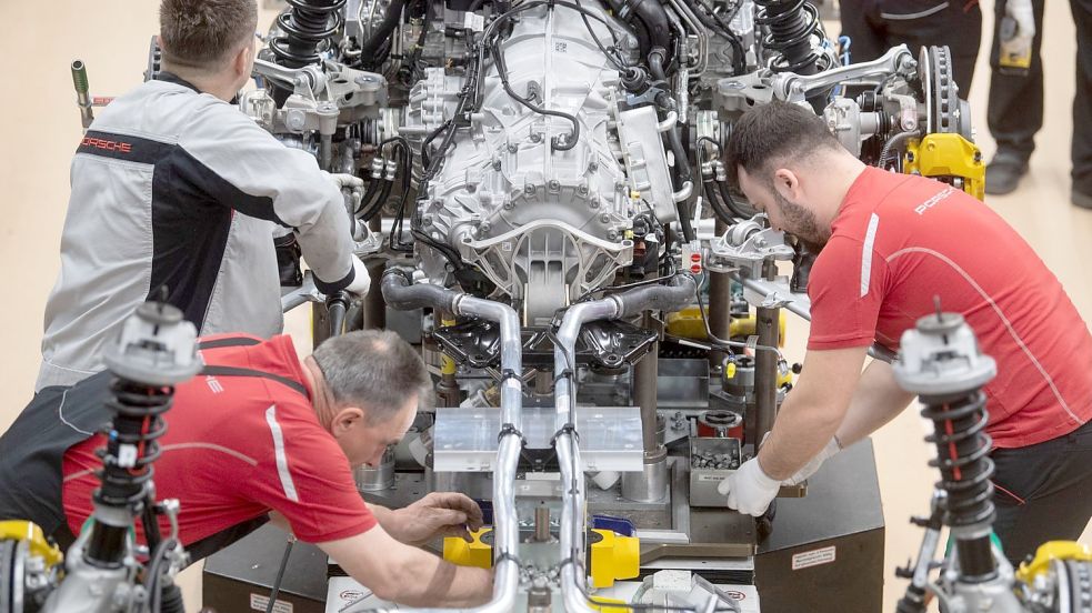 Mit 15.000 bis 20.000 Stellen weniger in der Automobilindustrie in Niedersachsen rechnet Niedersachsenmetall-Chef Volker Schmidt bis Mitte 2022. Foto: Marijan Murat/dpa