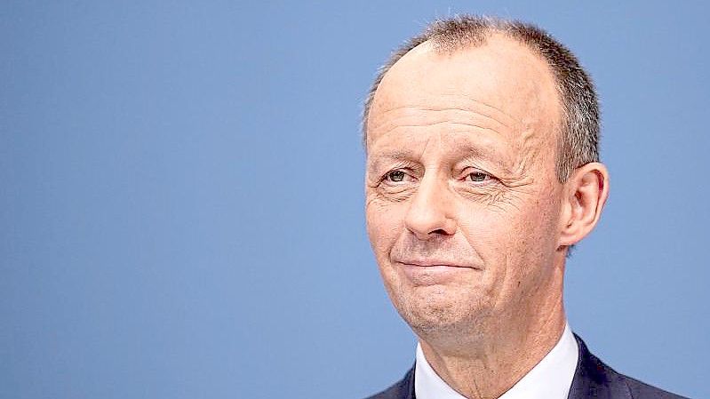 Friedrich Merz hält die Umsetzungsfrist für die Beschlüsse von Bund und Ländern für angemessen. Foto: Michael Kappeler/dpa