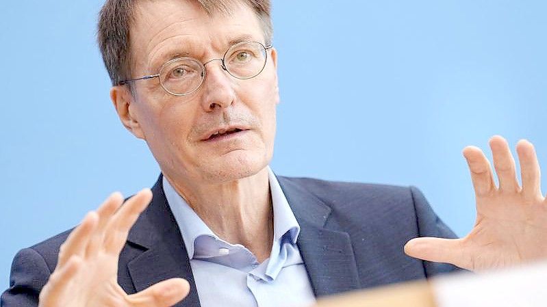 Karl Lauterbach: „Ich kann mir nicht vorstellen, dass wir den Karneval durchführen können.“. Foto: Kay Nietfeld/dpa