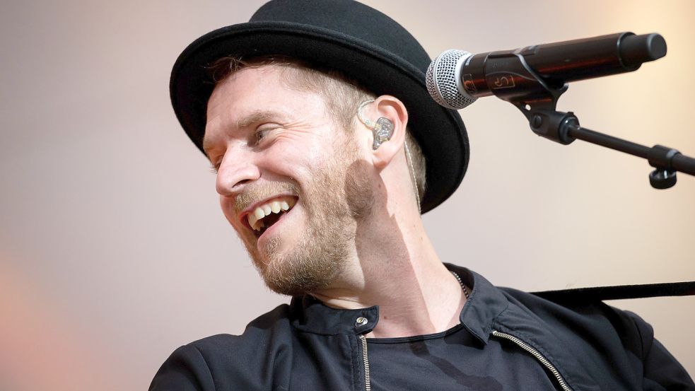 Johannes Oerding, Popsänger und Songwriter, steht bei einem Konzert auf einer Open Air Bühne. Foto: DPA