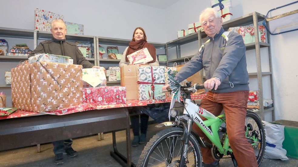 Verteilten mit weiteren Ehrenamtlichen die Weihnachtsgeschenke: Heinz Kleemann (von links), Silke Hamer und Ernst Kuntner. Foto: Romuald Banik