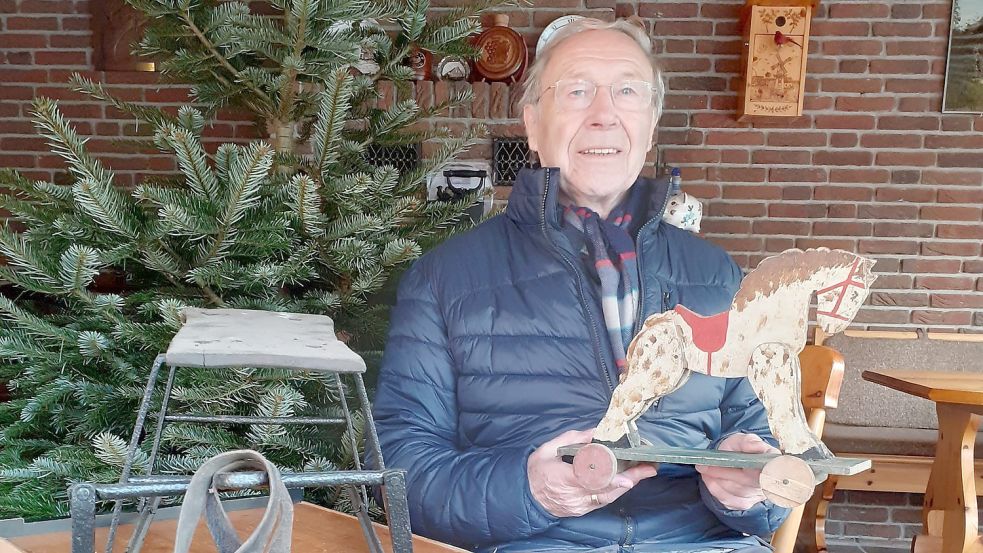 Der Victorburer Hinrich Goes mit einem alten Holzpferd, das er in der Nachkriegszeit zu Weihnachten geschenkt bekam. Foto: privat