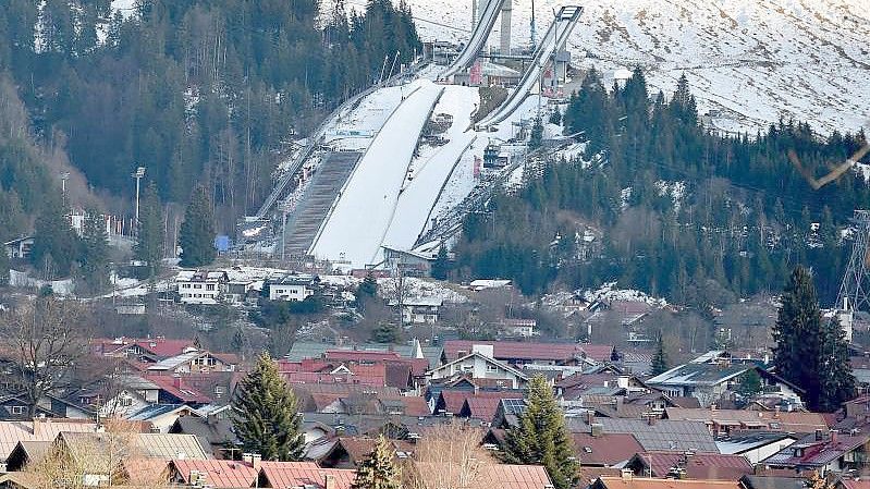 Die Schattenbergschanze ist über den Häusern von Oberstdorf zu sehen. Foto: Angelika Warmuth/dpa