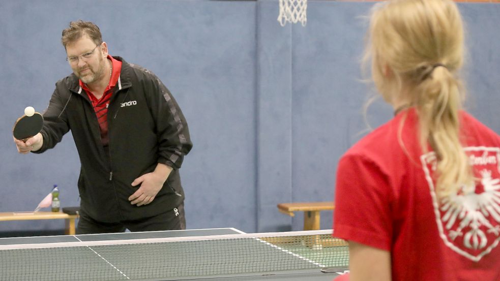 Mit viel Engagement führt Fred Bohlen den Nachwuchs im TuS Victorbur an den Tischtennissport heran. Foto: Romuald Banik