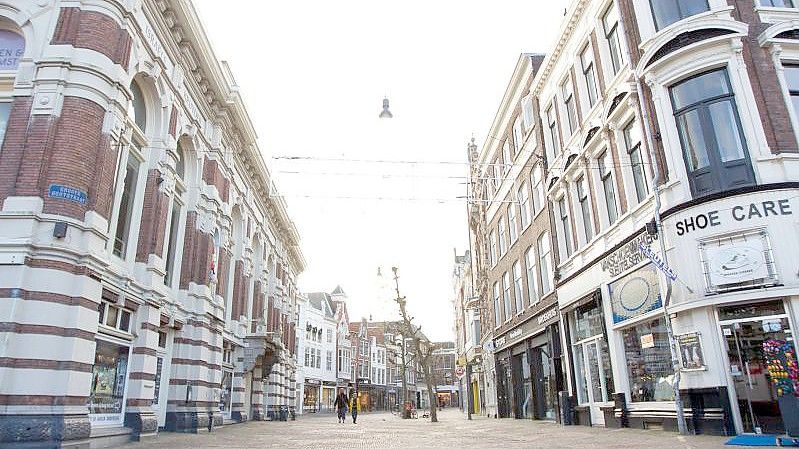 Die Niederlande befinden sich im harten Lockdown: eine leere Einkaufsstraße in Haarlem. Foto: Sylvia Lederer/XinHua/dpa