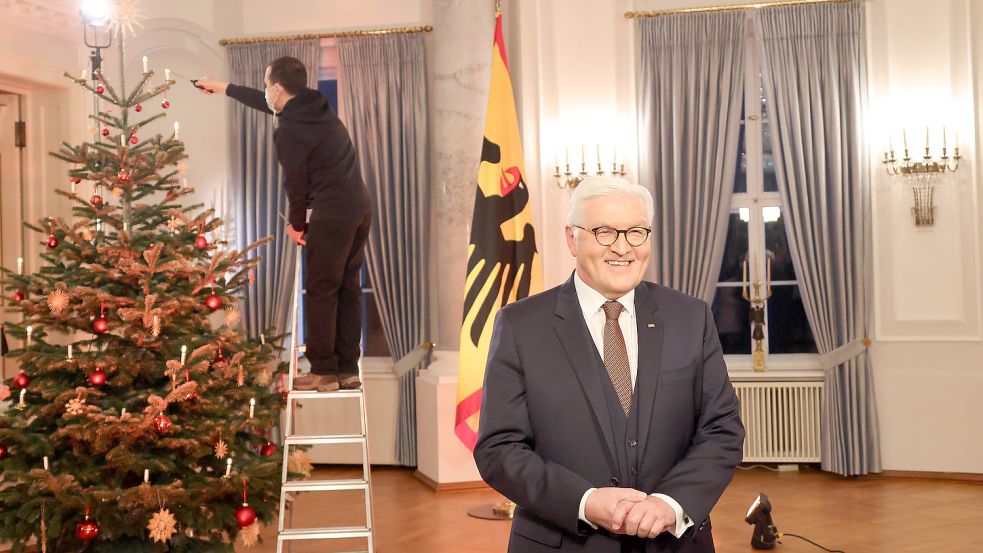 Bundespräsidenten Frank-Walter Steinmeier im Schloss Bellevue bei der Aufzeichnung seiner Weihnachtsansprache – hier noch beim Aufbau. Foto: Frank Ossenbrink via www.imago-images.de