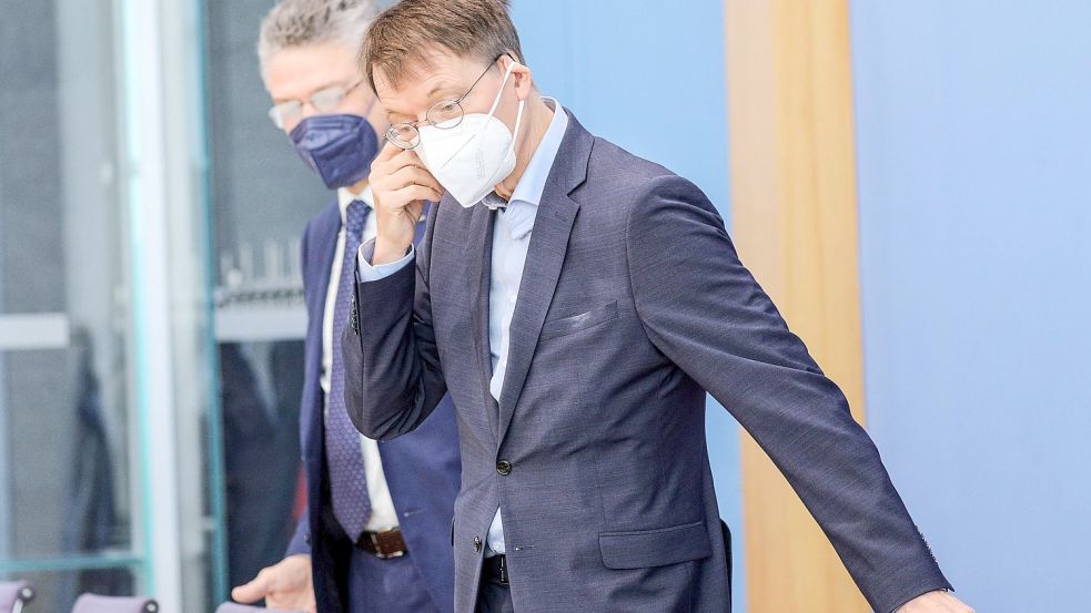 Können Differenzen nicht verbergen: Gesundheitsminister Karl Lauterbach und Lothar Wieler, Präsident des Robert-Koch-Instituts. Foto: OMER MESSINGER/AFP