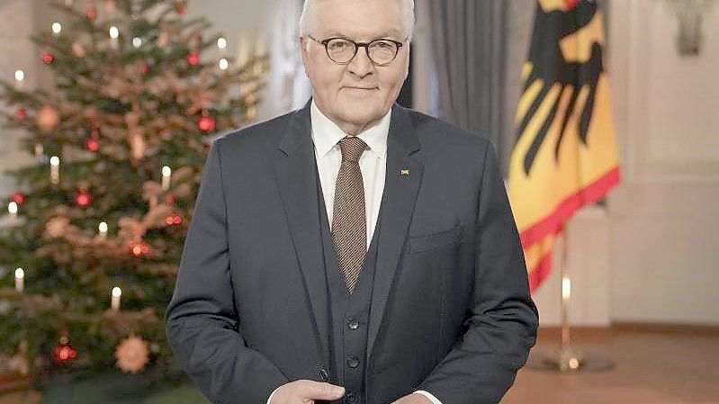 Bundespräsident Frank-Walter Steinmeier rief in seiner Weihnachtsansprache zum Zusammenhalt auf. Foto: Michael Sohn/AP Pool/dpa