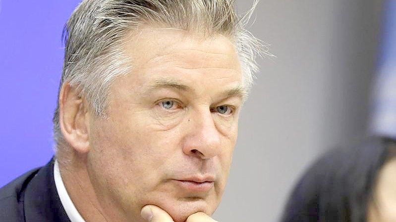 Er wolle versuchen, eine „wirklich schwere Zeit“ zu überstehen, erklärt Schauspieler Alec Baldwin in einem Video-Clip auf Instagram. Foto: Seth Wenig/AP/dpa
