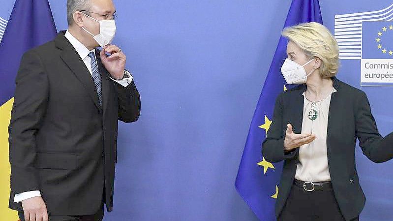 In der Beziehung zwischen Rumänien und der EU drohen Spannungen. (Im Bild: Rumäniens Premier Nicolae Ciuca und EU-Kommissionspräsidentin Ursula von der Leyen). Foto: John Thys/Pool AFP/AP/dpa
