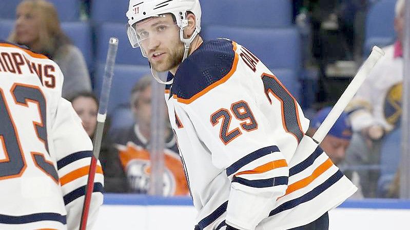 Fehlt Deutschlands Eishockey-Team bei Olympia in Peking: NHL-Star Leon Draisaitl. Foto: Jeffrey T. Barnes/AP/dpa