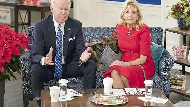 US-Präsident Joe Biden und First Lady Jill Biden senden mit Hund Commander Weihnachtsgrüße ans Militär. Foto: Carolyn Kaster/AP/dpa
