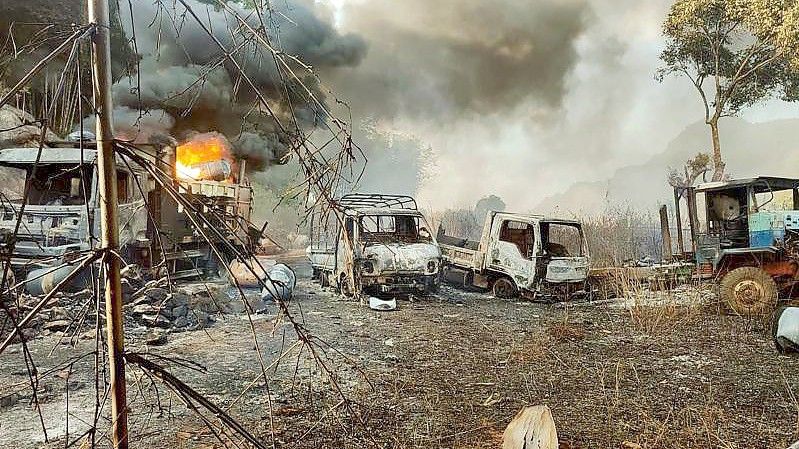 Auf diesem von der Karenni Nationalities Defense Force (KNDF) zur Verfügung gestellten Foto sind ausgebrannte Fahrzeuge zu sehen. Foto: Uncredited/Karenni Nationalities Defense Force/AP/dpa
