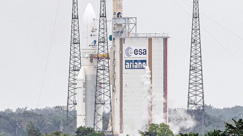 Die Ariane-5-Rakete von Arianespace mit dem James Webb Weltraumteleskop der Nasa an Bord. Foto: Jody Amiet/AFP/dpa