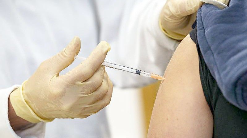 Eine Krankenschwester verabreicht bei einer Impfaktion eine Dosis des Impfstoffs von Biontech/Pfizer. Foto: Frank Rumpenhorst/dpa