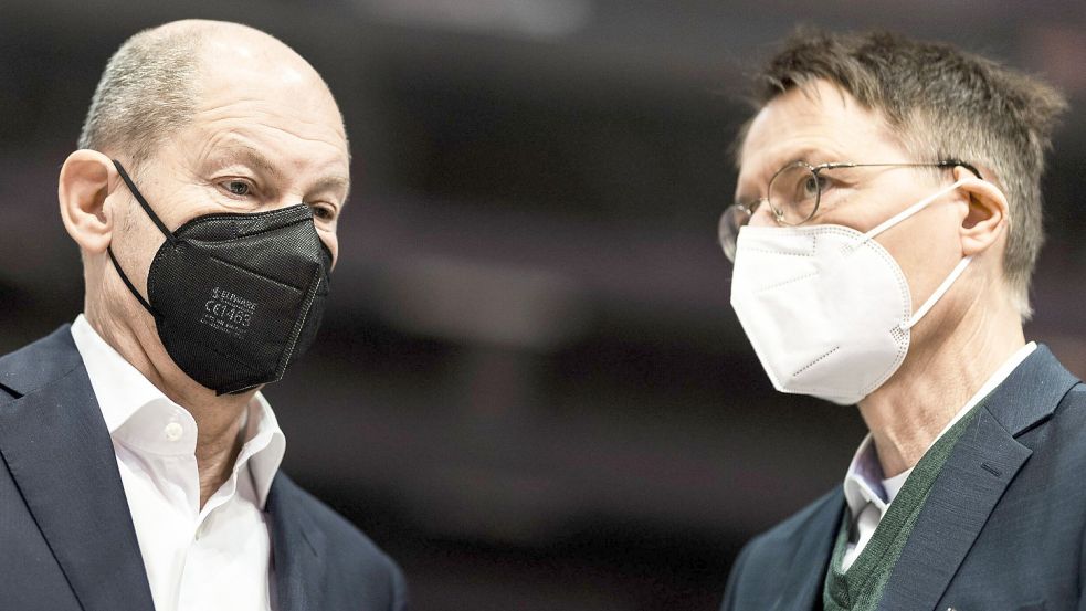 Eins ihrer Impfziele müssen Olaf Scholz und Karl Lauterbach offenbar verschieben. Foto: imago-images/Florian Gaertner/photothek