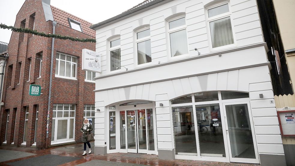 Das Ladenlokal an der Lohne zum Rathaus ist leer. Ubbos Backhuus hat in der Corona-Zeit und nach einem Eigentümerwechsel den Schlussstrich gezogen. Foto: Romuald Banik
