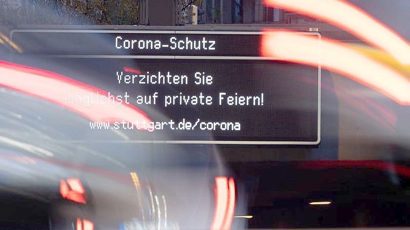 Die Anzeige „Corona-Schutz. Verzichten Sie möglichst auf private Feiern!“ leuchtet in Stuttgart. Foto: Sebastian Gollnow/dpa/Archivbild