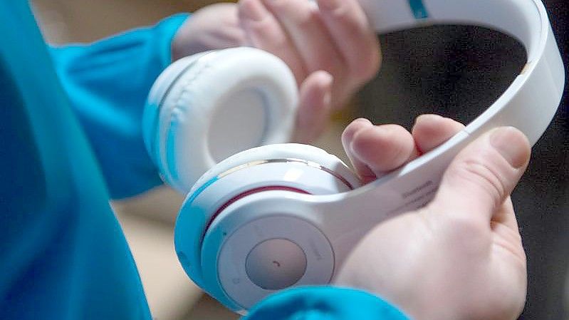 Experten warnen vor Dauergebrauch von Kopfhörern. Foto: Boris Roessler/dpa