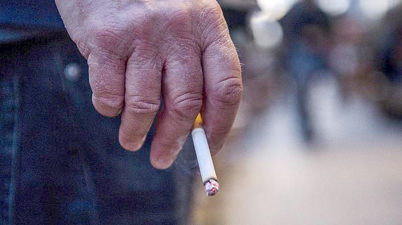 Die Suchtforscher gehen davon aus, dass wahrscheinlich im letzten Jahr mehr frische Ex-Raucher rückfällig geworden sind. Foto: Finn Winkler/dpa